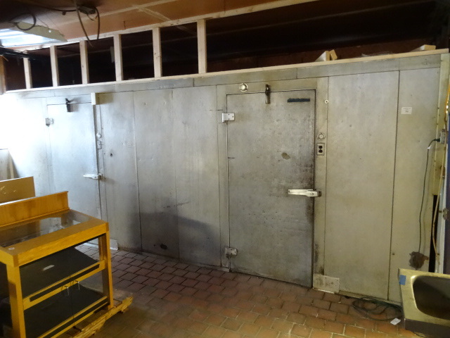 lot 1A image: Walk in cooler and freezer