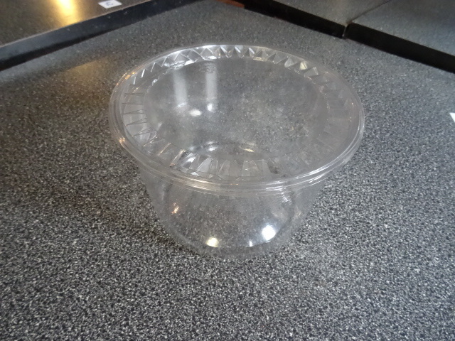 lot 57 image: 60 oz. Classic Tubs Clear with Lids