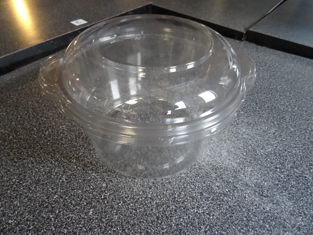 lot 58 image: 75 oz. Clear Ultra Tubs with Dome Lids