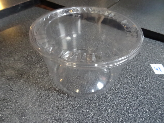 lot 59 image: 60 oz. Classic Tubs Clear with Lids