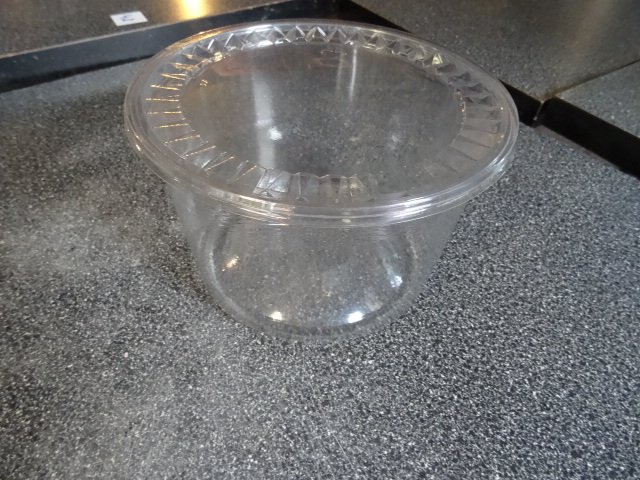 lot 60 image: 60 oz. Classic Tubs Clear with Lids