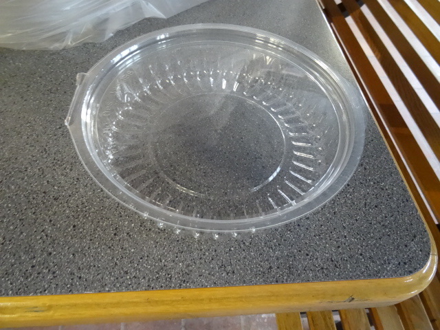 lot 71 image: Bag of 32 oz. Tubs with Lids