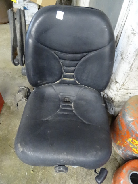 4 Bolt Seat with Arm Rests
