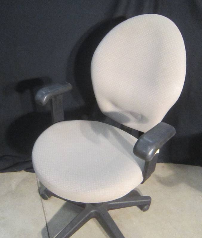 ADJUSTABLE OFFICE CHAIR