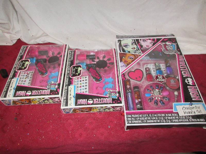lot 17 image: 3 MONSTER HIGH KITS
