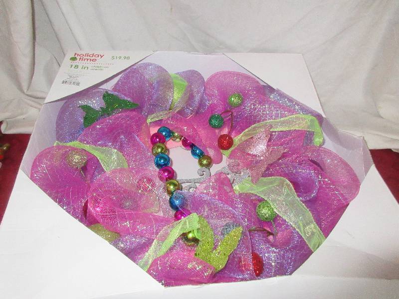 lot 20 image: NEW WREATH