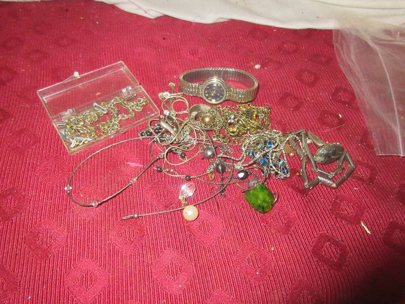 lot 35 image: VINTAGE JEWLERY UNCHECKED