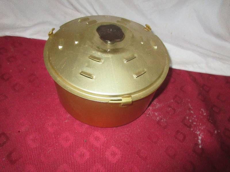 lot 75 image: 6-8 CUP BAKING KETTLE WITH LID