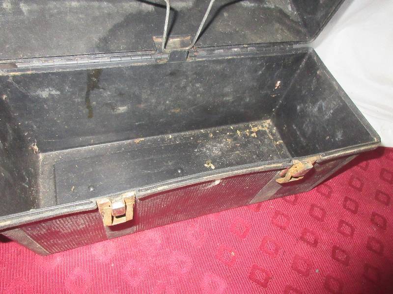 lot 82 image: VINTAGE PLASTIC LUNCH BOX