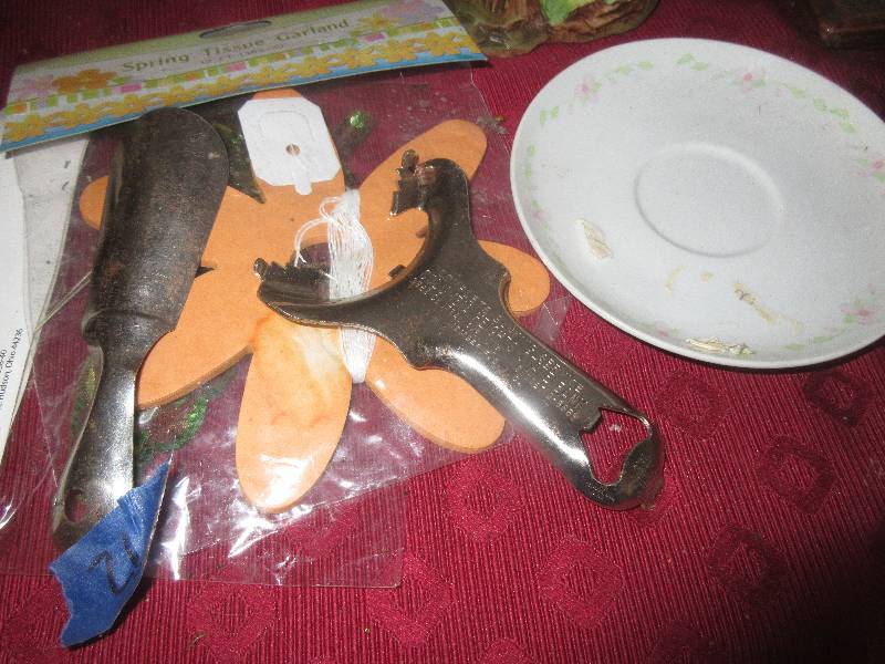 lot 83 image: MUTEN SWAN PRECIOUS MOMENTS PLATES LARGE VINTAGE OPENER