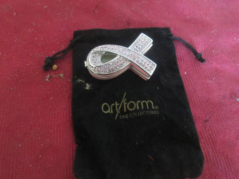 lot 85 image: RIBBON SHAPED SMALL TRINKET BOX