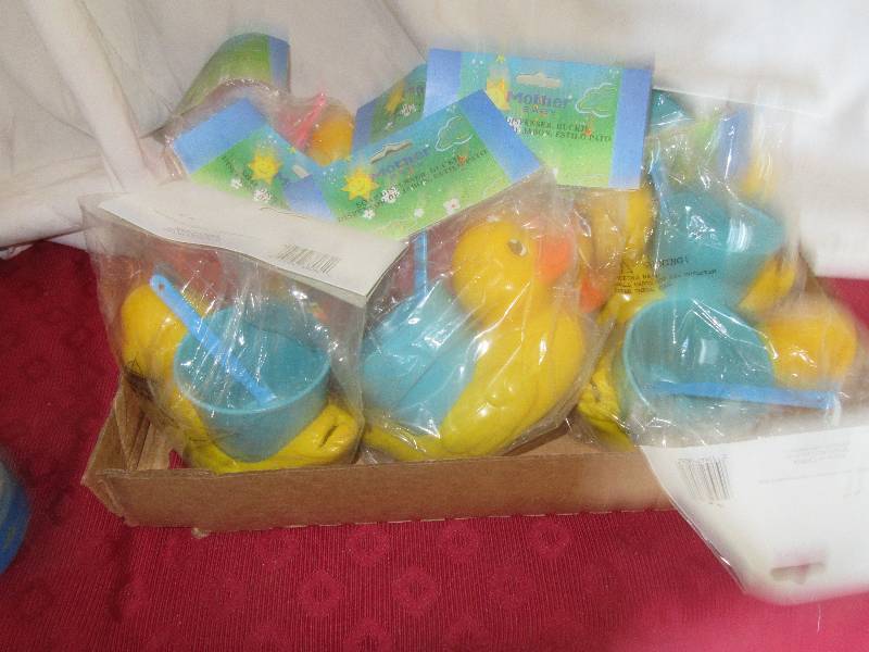 lot 89 image: NEW RUBBER DUCK TOOTH PASTE HOLDER