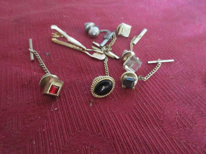 lot 96 image: VINTAGE CUFFLINKS