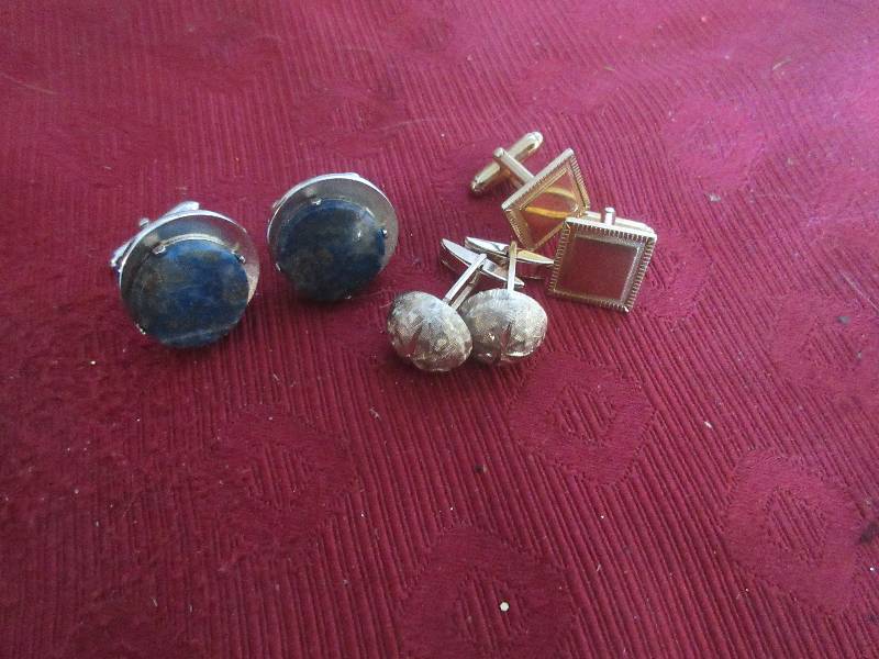 lot 99 image: VINTAGE CUFFLINKS