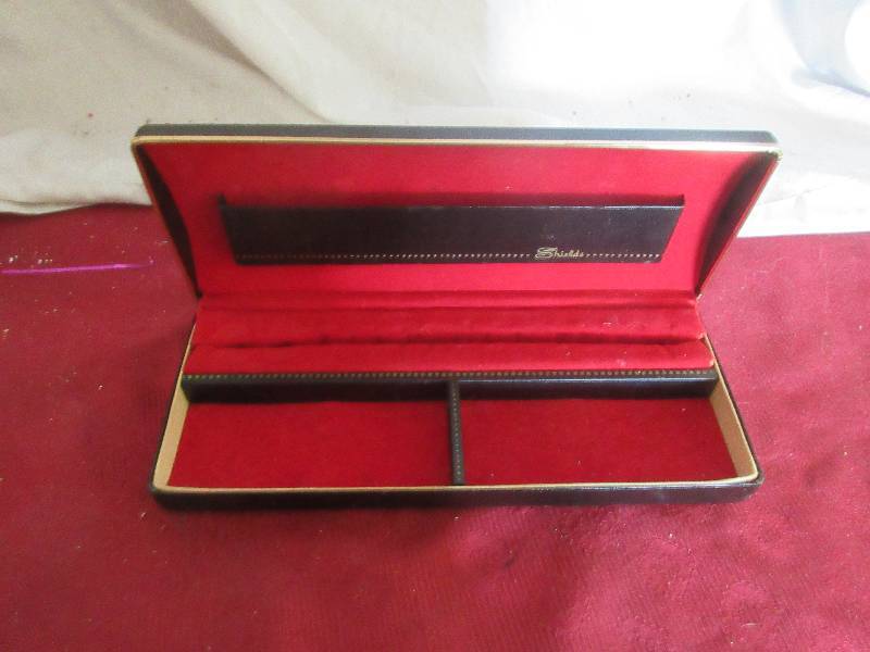 lot 100 image: VINTAGE TIE CLIP AND CUFF LINKS BOX