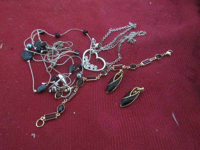 lot 101 image: VINTAGE JEWLERY