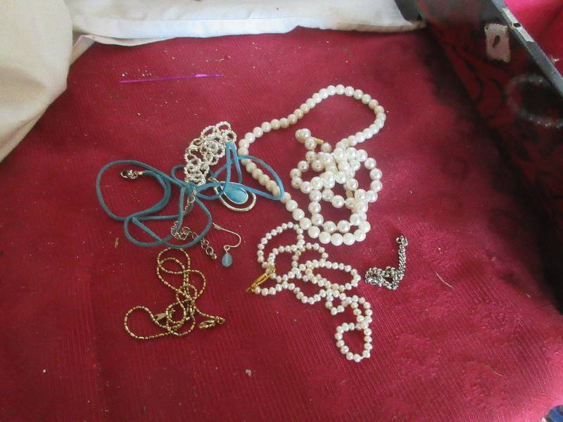 lot 102 image: BEAUTIFUL JEWLERY