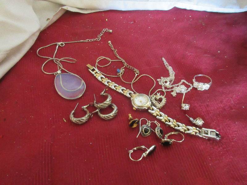 lot 103 image: BEAUTIFUL JEWLERY