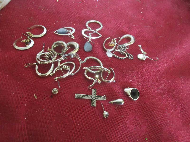 lot 105 image: VINTAGE EARINGS