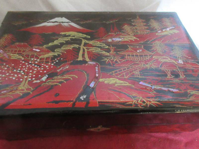 lot 106 image: VINTAGE WIND UP JEWLERY BOX