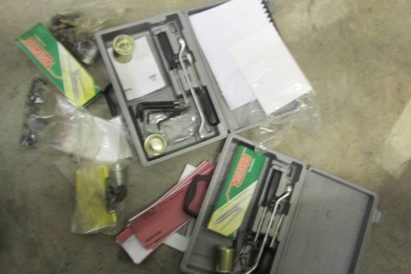 Maintenance kits in 2 cases with gr...
