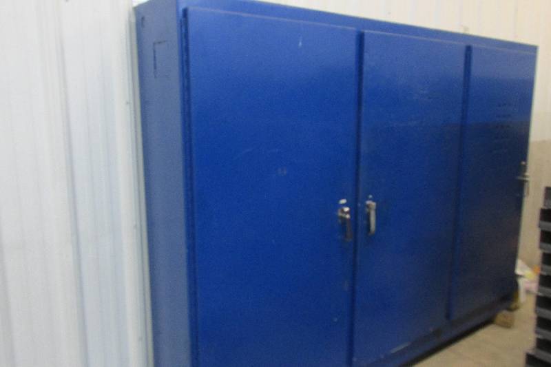 3 Door locking tool cabinet, this i...