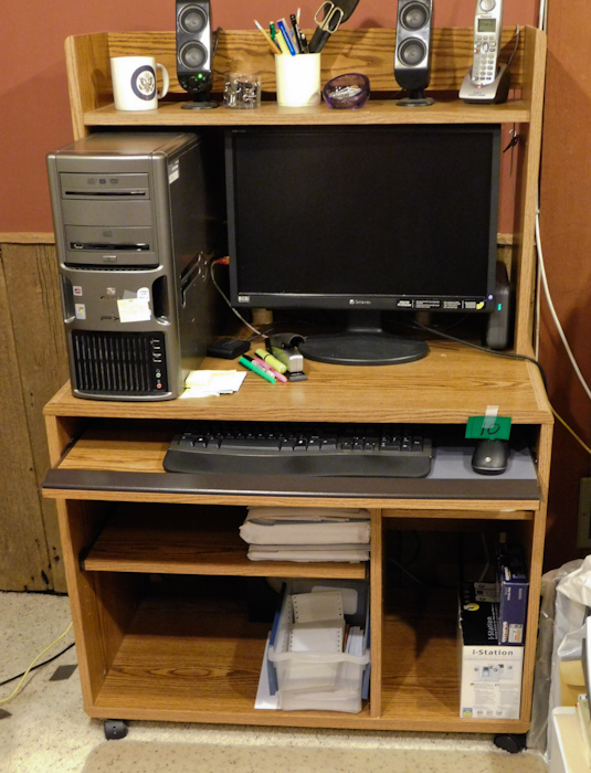 lot 10 image: venere office desk complete and put together