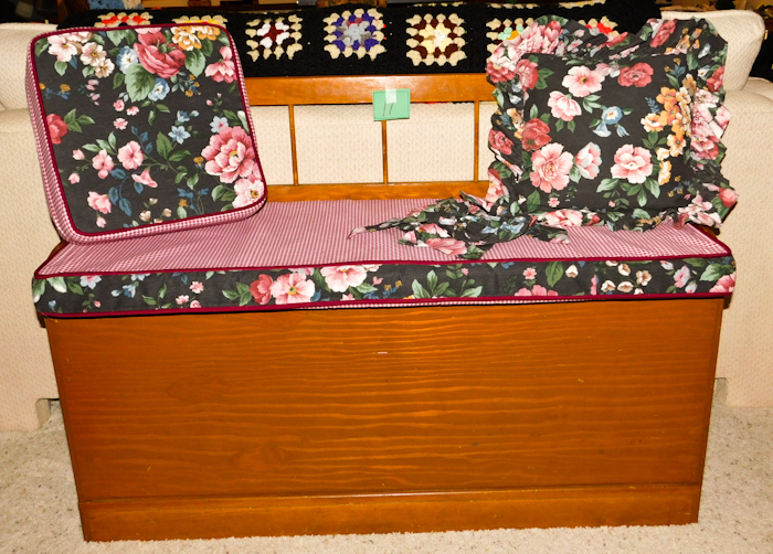 lot 11 image: Deacons bench with storage underneath cushion and pillow are included.