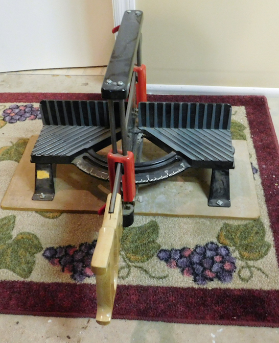 lot 29 image: Heavy duty miter box and saw