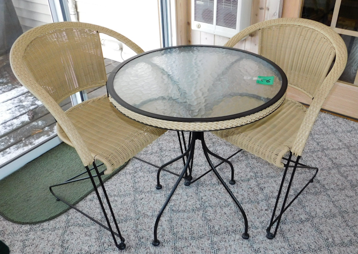 lot 2 image: Very nice high end wicker table and chairs set