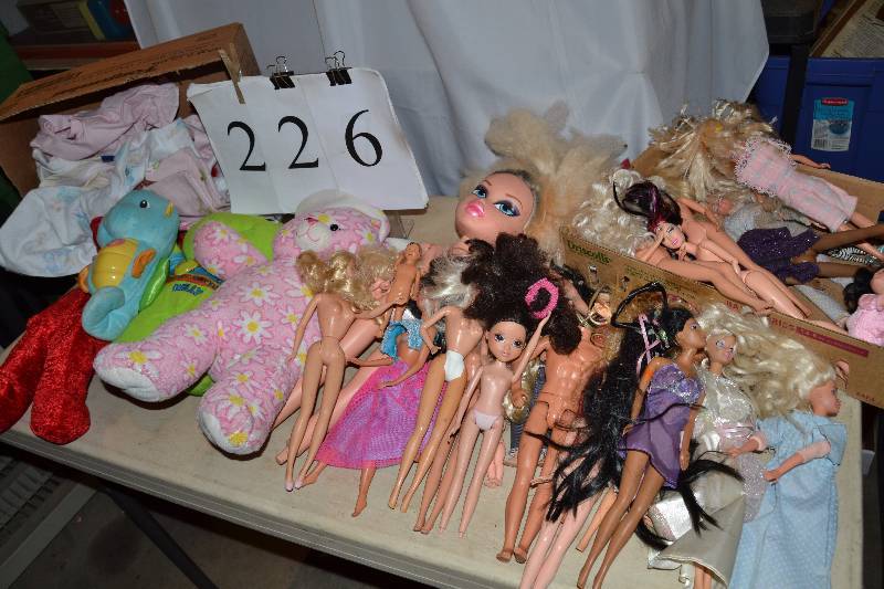 lot 226 image: Dolls and Animals