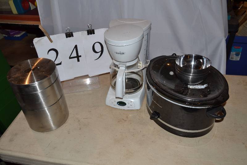 lot 249 image: Kitchen items