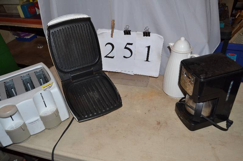 lot 251 image: Kitchen items