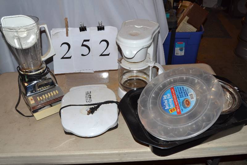 lot 252 image: Kitchen items