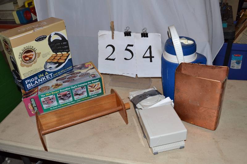 lot 254 image: Kitchen items