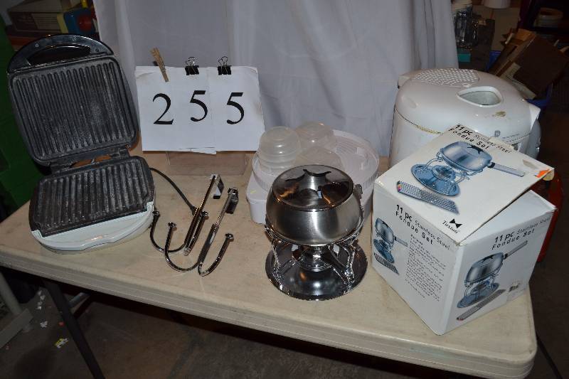 lot 255 image: Kitchen items