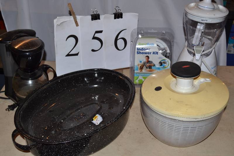 lot 256 image: Kitchen items