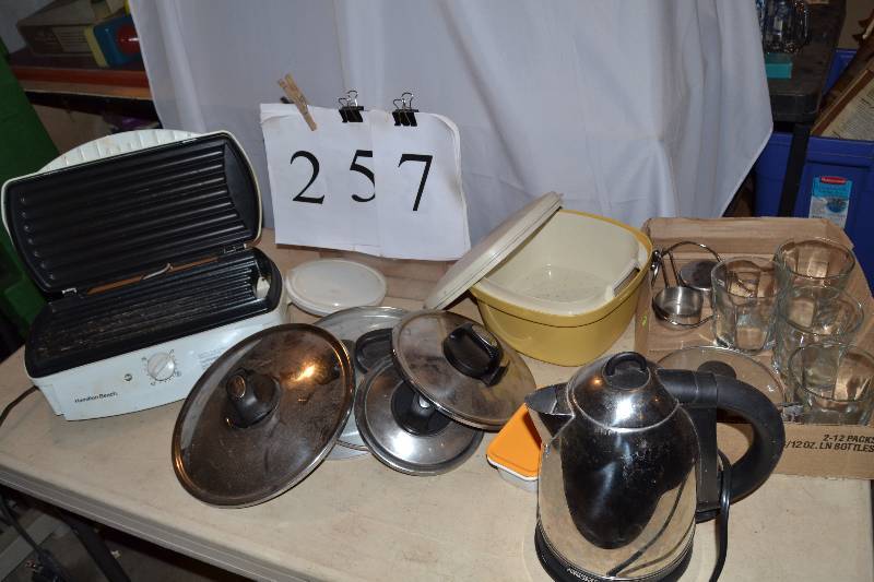 lot 257 image: Kitchen items