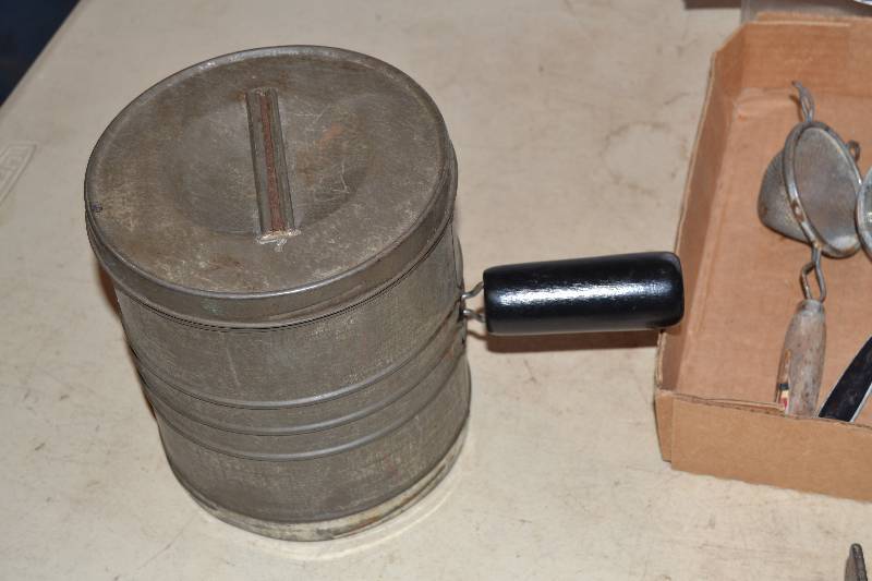 lot 260 image: Kitchen items