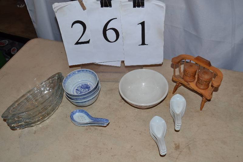 lot 261 image: Kitchen items