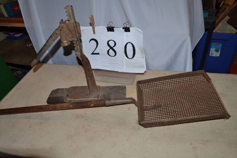 lot 280 image: Misc items