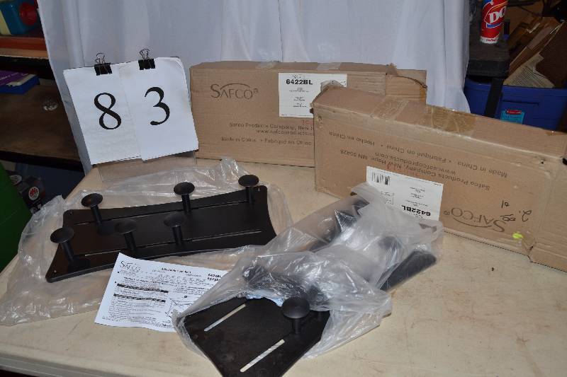 lot 83 image: Adjustable Coat Rack