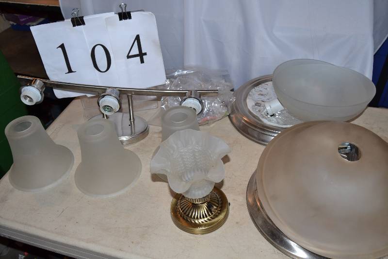 lot 104 image: Lighting fixtures