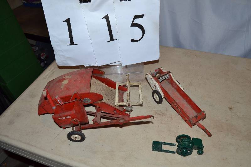 lot 115 image: Vintage farm equipment