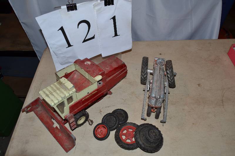 lot 121 image: Vintage farm toys