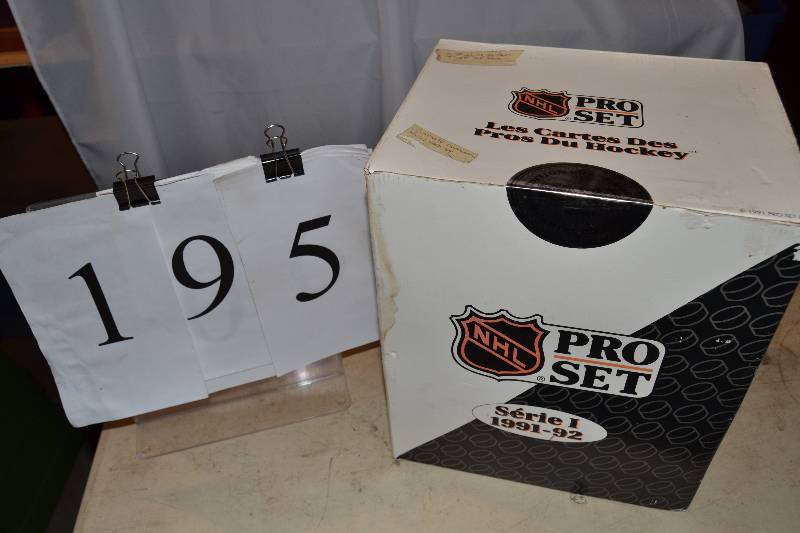 lot 195 image: Hockey Cards