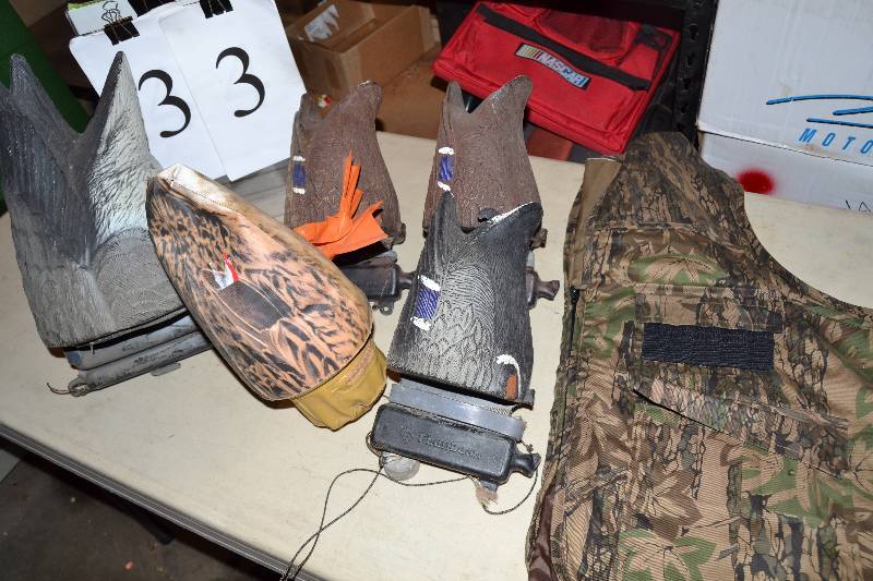 lot 33 image: Decoys