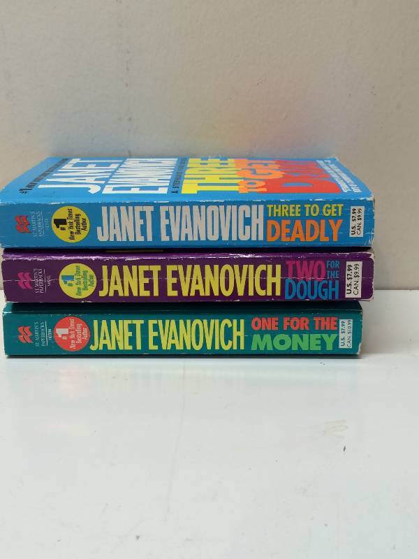 lot 44 image: Chicken Soup and Evanovich Books