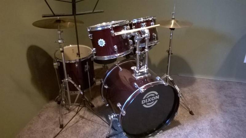 lot 17 image: Dixon Chaos Drumkit