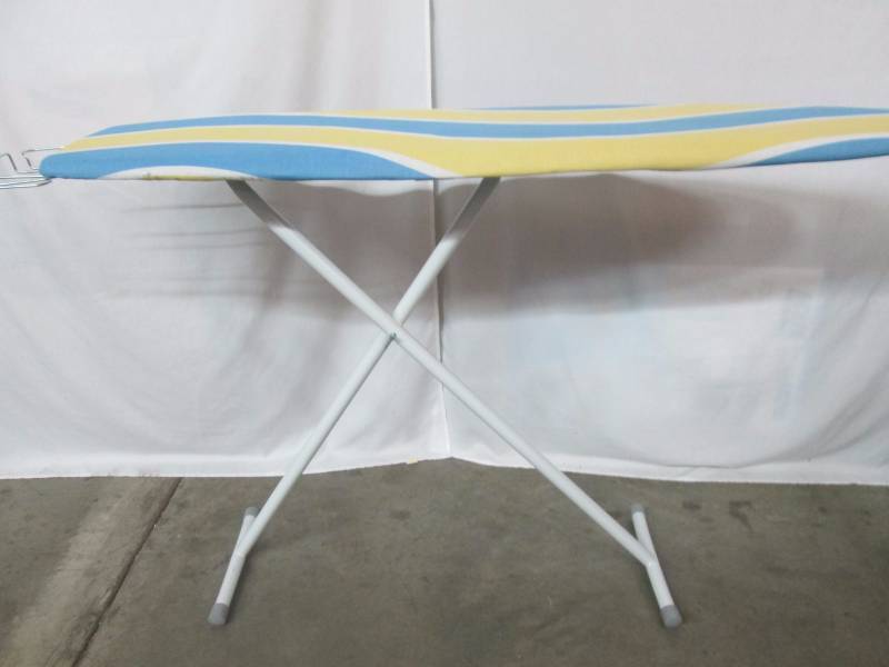 Honey Can Do Deluxe Ironing Board w Iron Rest